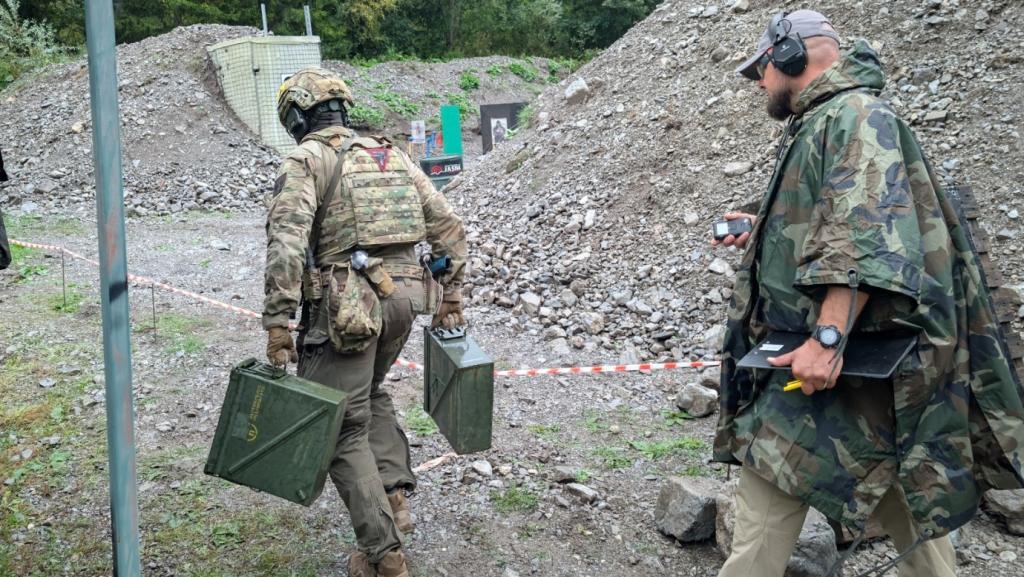 Ein Bild, das draußen, Soldat, Armee, Militär enthält.

Automatisch generierte Beschreibung