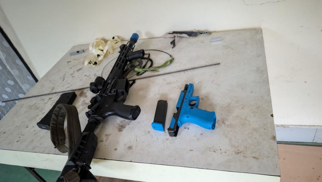 Ein Bild, das Waffe, Werkzeug, Im Haus enthält.

Automatisch generierte Beschreibung