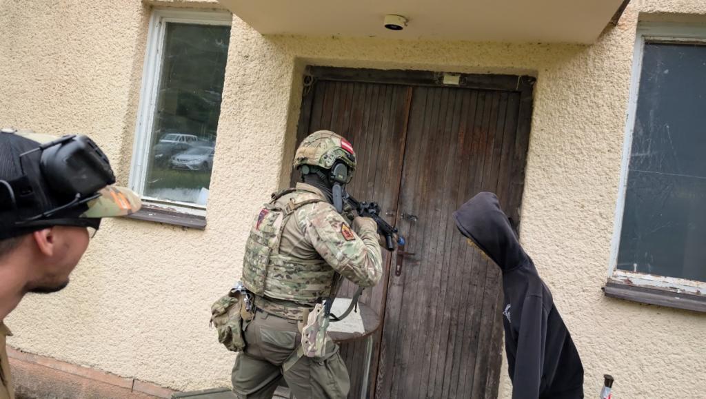 Ein Bild, das Kleidung, Gebäude, Person, Militär enthält.

Automatisch generierte Beschreibung