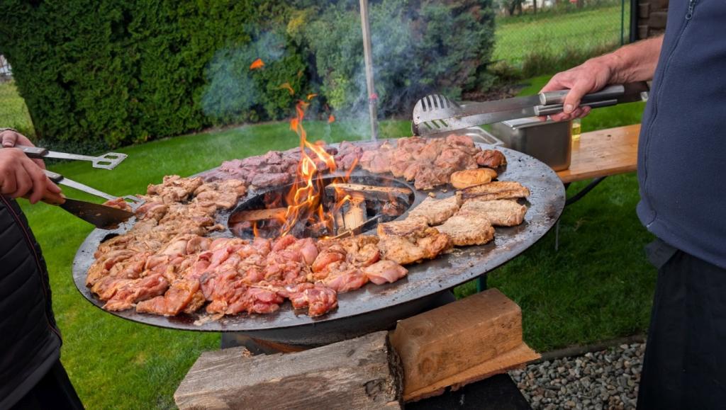 Ein Bild, das Essen, Teller, Grillen, Fleisch enthält.

Automatisch generierte Beschreibung
