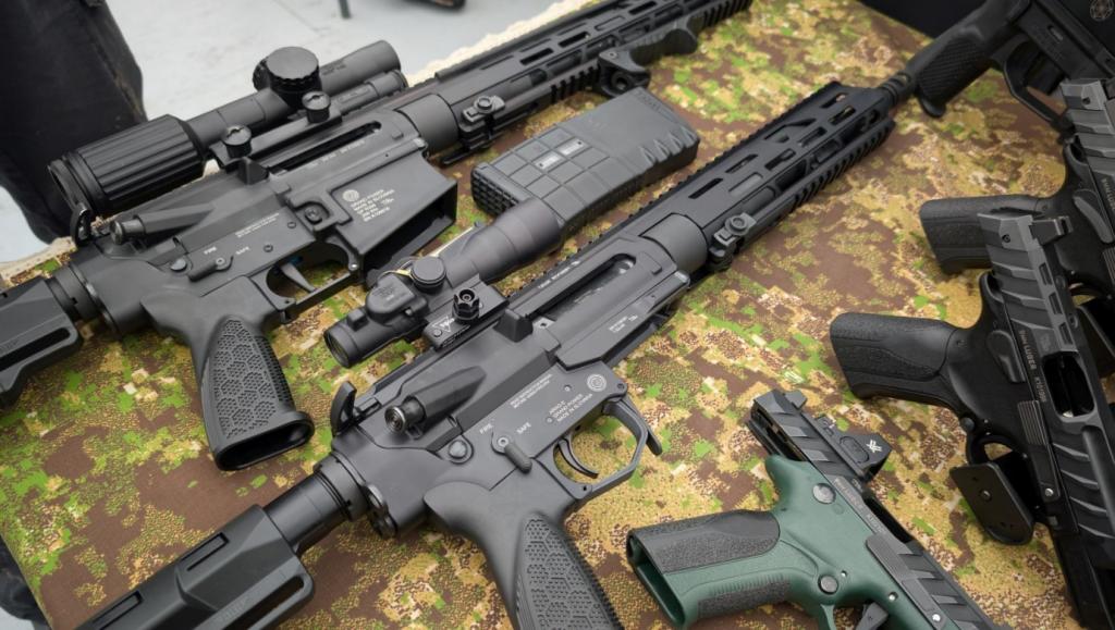 Ein Bild, das Waffe, Schusswaffe, Fernwaffe, Waffenrohr enthält.

Automatisch generierte Beschreibung