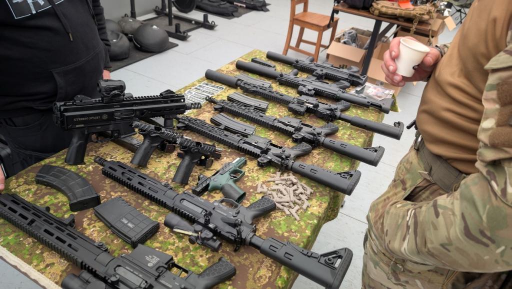 Ein Bild, das Waffe, Schusswaffe, Gewehr, Fernwaffe enthält.

Automatisch generierte Beschreibung